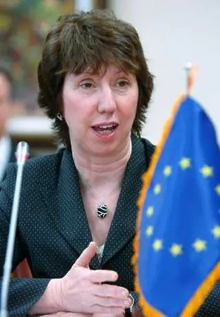 Катрин Аштън - снайперистка цел на европейските външни министри