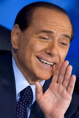 Берлускони вика на журналист простак, военният министър го блъска