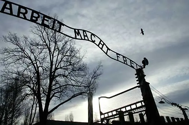 Полски съд прати в затвора крадците на табелата от концлагера Аушвиц