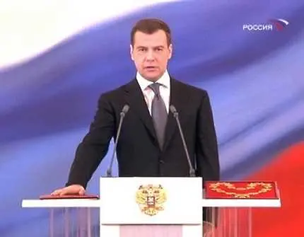 Медведев иска руските шофьори напълно трезви