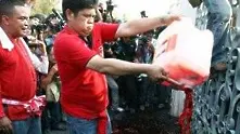 Оплискаха с кръв резиденцията на премиера в Тайланд