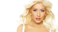 Кристина Агилера пее по телевизии, за да се защити, че копирала Лейди Гага