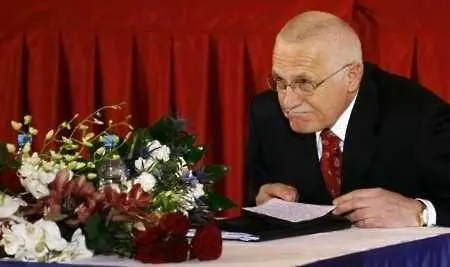 Вацлав Клаус се скара на Ромпуй и Барозу, че не отидоха на погребението в Полша