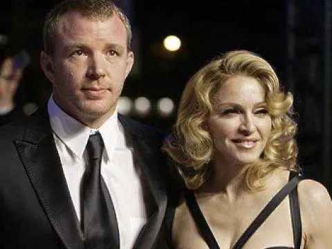 Гай Ричи излиза с манекенка - по-младо копие на Мадона