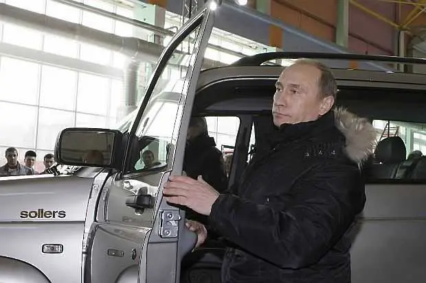 Берлускони загуби бас от Путин и си купи руски джип