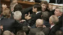 Голям цирк в украинския парламент, хвърлят димки и яйца