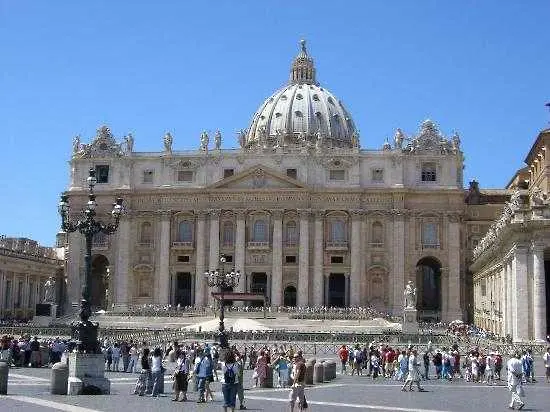 Разследват банката на Ватикана за пране на пари