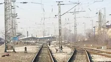 Свлачище спря влака Москва-София