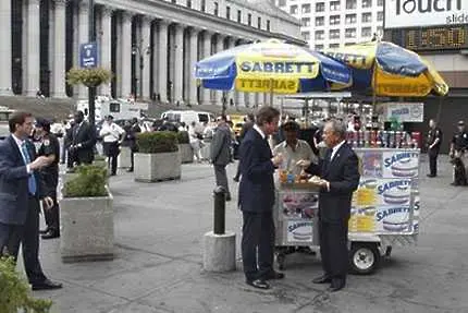 Британският премиер Камерън и кметът на Ню Йорк Блумбърг ядат хот дог на улицата  