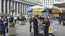 Британският премиер Камерън и кметът на Ню Йорк Блумбърг ядат хот дог на улицата  