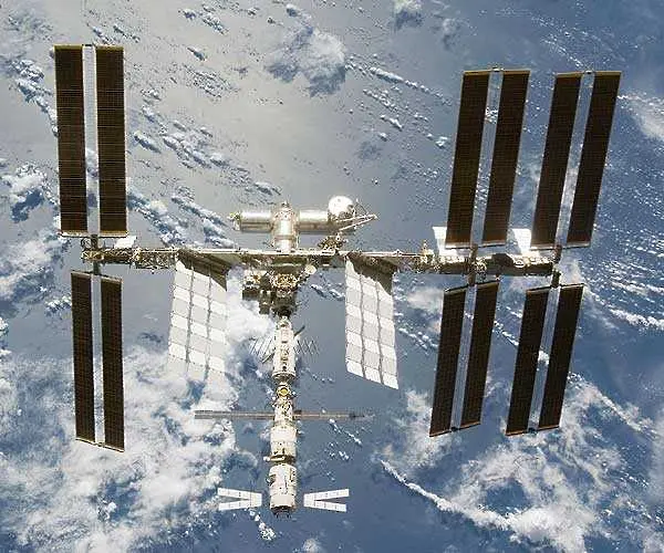 Американски астронавти в открития космос, ремонтират станцията