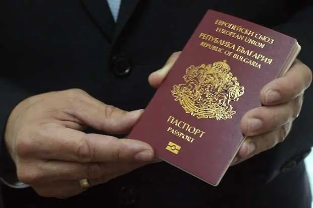 Паспортните служби в София - на две смени от септември