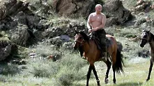 Путин се прави на рокер - яхва мотор в Севастопол