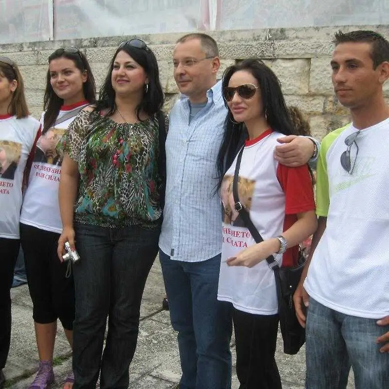 Плевенски социалисти шокираха Бузлуджа - носят тениски със страсно целуващи се Румен Петков и Цецка Цачева