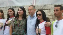Плевенски социалисти шокираха Бузлуджа - носят тениски със страсно целуващи се Румен Петков и Цецка Цачева