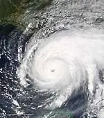 Тайфунът „Компасу” удари Южна Корея. Ураганът „Ърл” връхлита САЩ тази вечер 