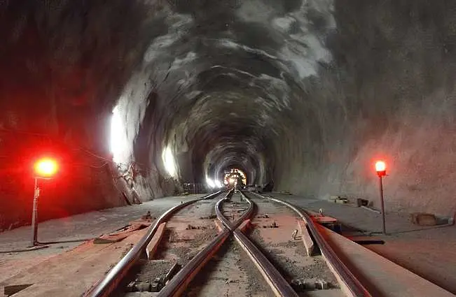 Швейцария строи най-дългия железопътен тунел в света