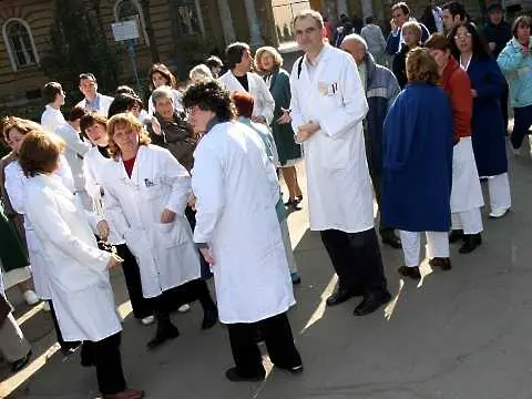 Лекарите започват ефективни протести, освиркаха заместник на Дянков