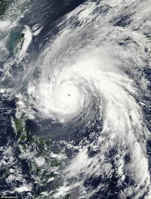 „Супер тайфунът“ Меги се отправя към Китай