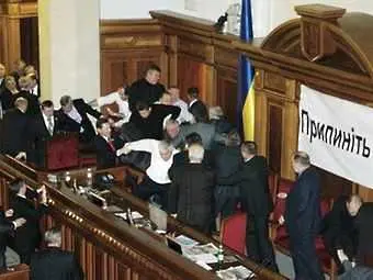 Масов бой в украинския парламент, има и ранени