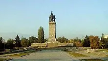Противници и защитници на паметника на съветската армия в София скандираха, не се сбиха