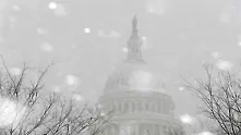 Чудовищна снежна буря блокира САЩ