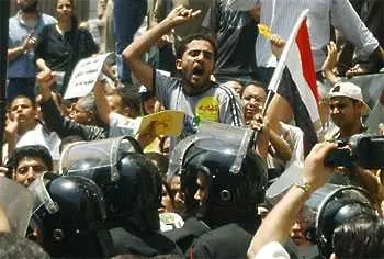 Политици и бизнесмени бягат от Египет