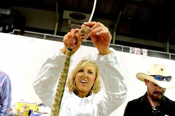 Само в Тексас – победителят в конкурс за красота обезглавява змия