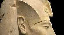 Откриха безценна статуя на фараон до кофа за боклук