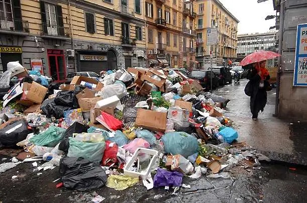 Италианската армия събира боклука на Неапол