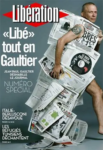 Жан Пол Готие позира за Libération, облечен във вестници