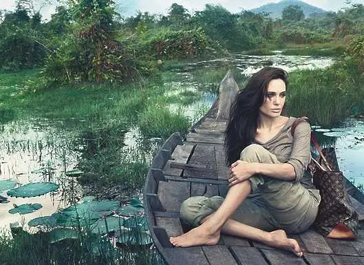 Другото лице на Анджелина Джоли в кампания на Louis Vuitton