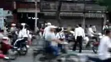 Видео: Можете ли да пресечете виетнамска улица и да оцелеете?
