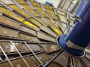 Големият адронен колайдър се е доближил до откриването на Хигс бозона 
