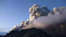 Вулканът Локон продължава да изригва