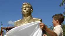 Сталин се сдоби със златен бюст