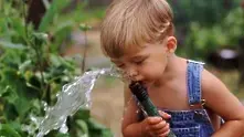 Лекари: Давайте повече течности на децата си!