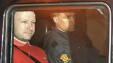 Lacoste моли да забранят на норвежкия убиец да носи дрехите й