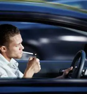 КАТ обмисля забрана за пушене и хранене по време на шофиране   