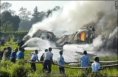 Самолет с 18 души на борда се разби в Индонезия