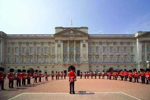 Принц Чарлз иска да превърне Бъкингамския дворец в хотел