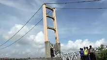 11 загинали и десетки в неизвестност при срутване на мост в Индонезия