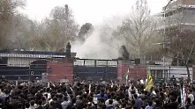 Ирански студенти атакуваха британското посолство в Техеран