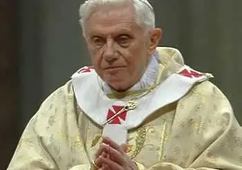 Папата осъди „блясъка“ на празника