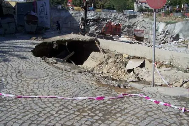 Улица в София пропадна
