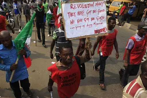 Нигерия прекратява временно обща стачка срещу цените на горивата