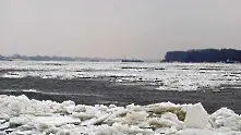 Тежки ледове рушат пристанището в Силистра
