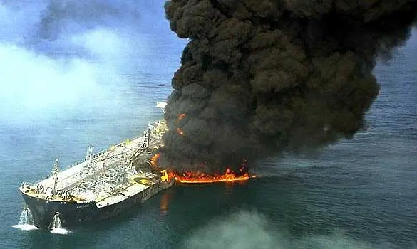 Един човек загина на горящ танкер в Каспийско море