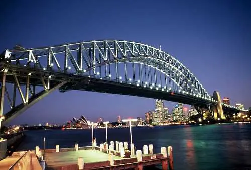 Мостът в Сидни стана на 80 години