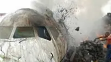 Товарен самолет се разби в автобус с пътници (видео)